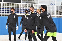 「天才 vs 大群」ビーチバレー対決の様子。(c)TBS