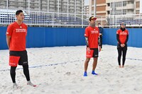 「天才 vs 大群」ビーチバレー対決の様子。(c)TBS