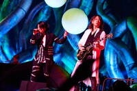 TERU（Vo）とTAKURO（G）。（撮影：田辺佳子）
