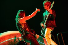 TAKURO（G）とJIRO（B）。（撮影：田辺佳子）