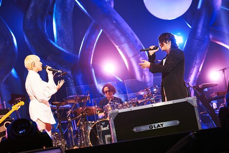 「BETTY BLUE」を歌うPORINとTERU。（撮影：田辺佳子）