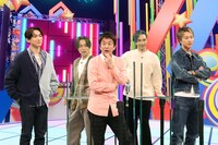 左からNAOTO、TETSUYA、堀内健、橘ケンチ、TAKAHIRO。(c)フジテレビ