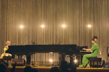 左から中村佳穂、上原ひろみ。（撮影：川島悠輝）