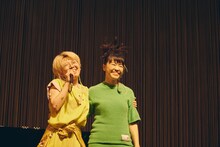 左から中村佳穂、上原ひろみ。（撮影：川島悠輝）