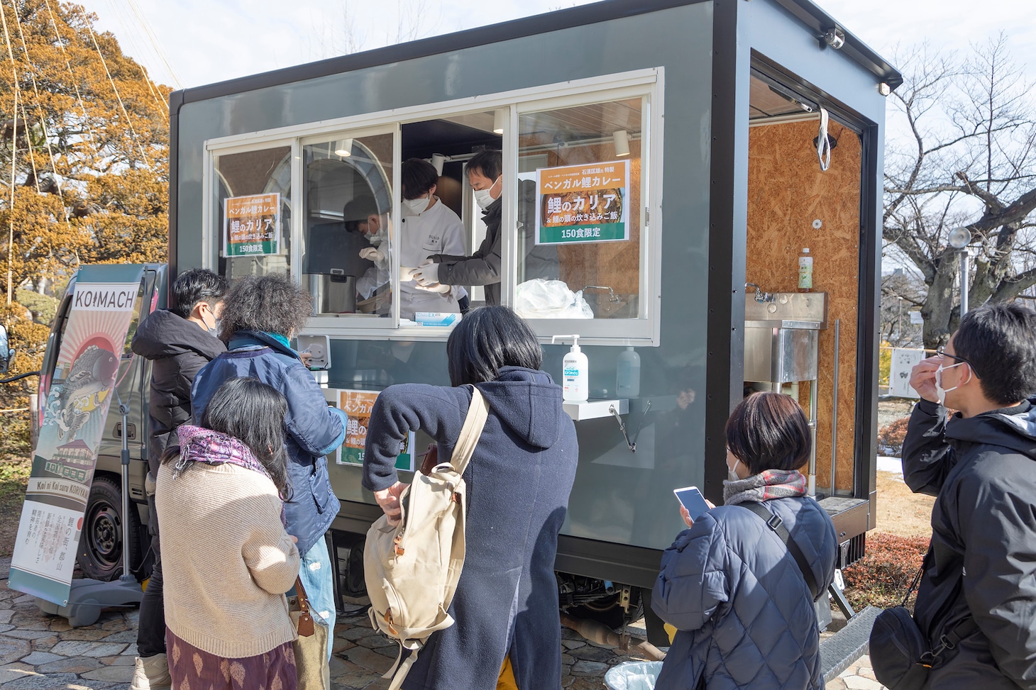 石濱匡雄特製の「ベンガル鯉カレー」を販売するキッチンカーとU-zhaan。