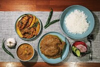 鯉カレーのサンプル。左上から時計回りに鯉のジョル、鯉のカリア、鯉の頭と豆のスープ。