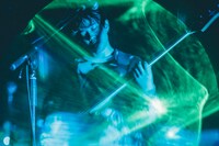 三原康司（B, Vo / フレデリック）（撮影：西槇太一）