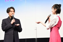 福本莉子を相手に“土みたいに溶けたチョコ”の魅力を語る松田元太（Travis Japan / ジャニーズJr.）。