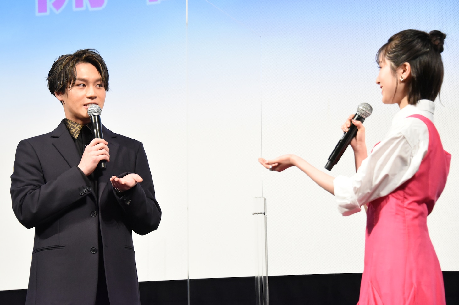左から松田元太、福本莉子。