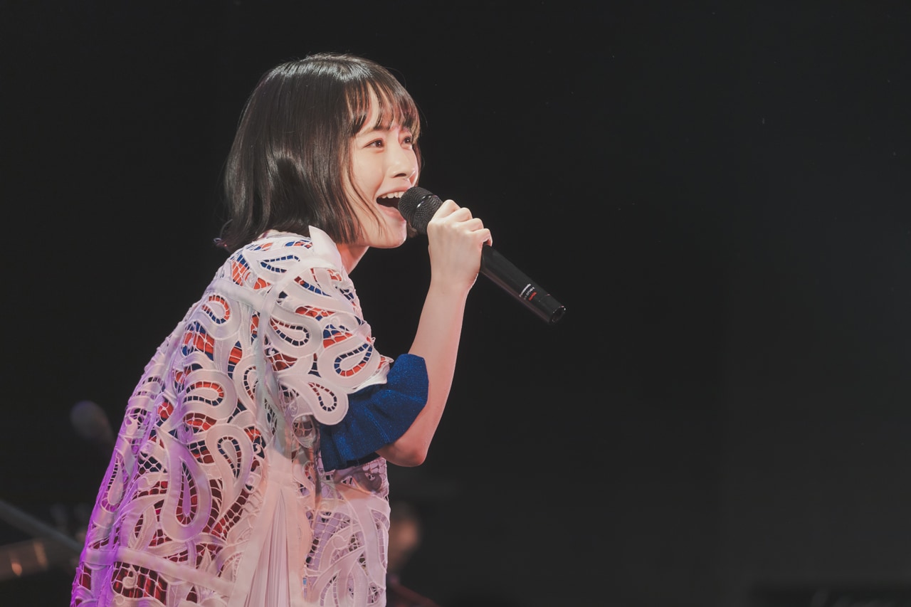 メジャーデビューを決めたTOMOO、目の前の“YOU”に「大丈夫」と繰り返し伝えたワンマン