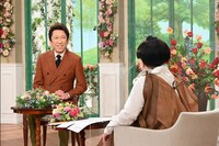 左から布袋寅泰、黒柳徹子。(c)テレビ朝日