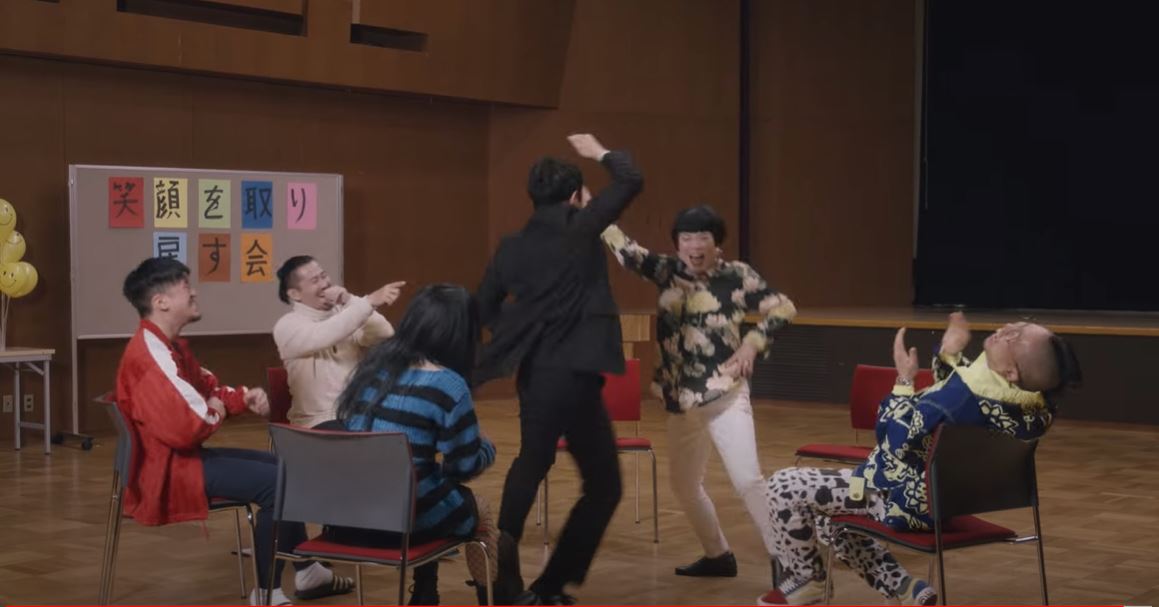 EVISBEATS & Nagipan「S.M.I.L.E. feat. Blumio & Kyte」ミュージックビデオより。
