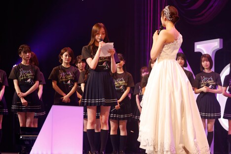 手紙を読み上げる梅澤美波（中央左）。