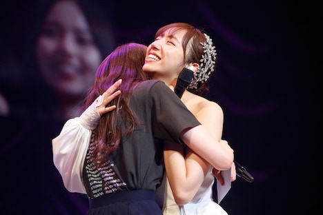 ハグをする梅澤美波と新内眞衣。