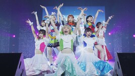 豆柴の大群と第1期BiSメンバーが時代を超えて「nerve」を踊る