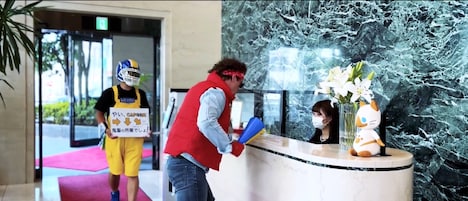 ザ・リーサルウェポンズ「昇龍拳が出ない feat.カプチューン」ミュージックビデオより。