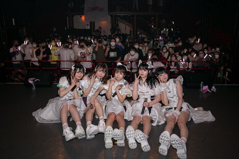 I'mew（あいみゅう）とファンの集合写真。