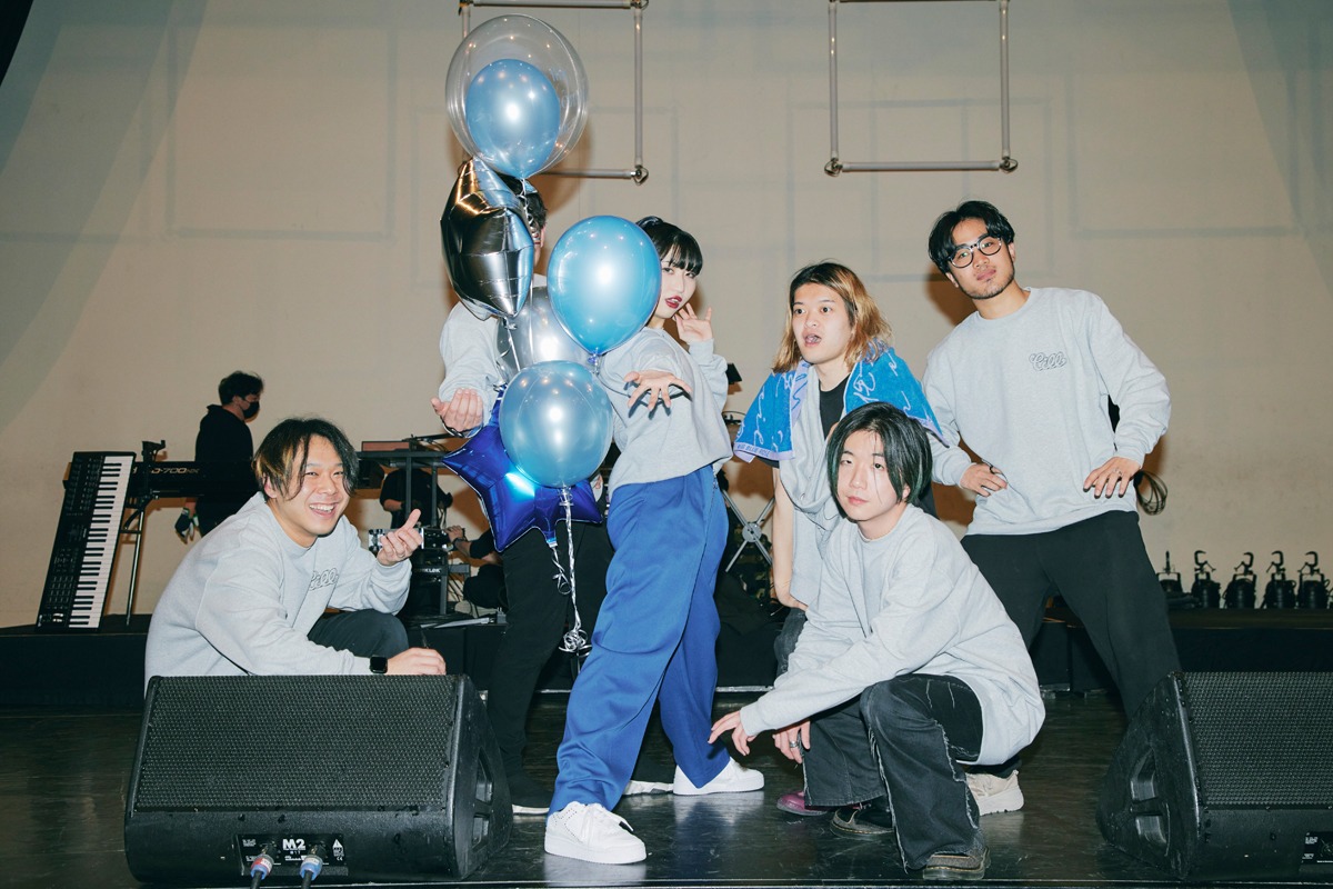 「BLUE ROSE TOUR 2022」東京公演終演後の様子。（撮影：山川哲矢）