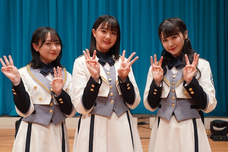 左から石田千穂、瀧野由美子、中村舞。(c)STU