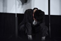 ミッキーマウスのモノマネをしたあとに座り込む櫻井海音。