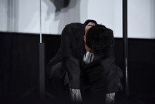 ミッキーマウスのモノマネをしたあとに座り込む櫻井海音。