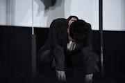 ミッキーマウスのモノマネをしたあとに座り込む櫻井海音。