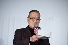 横浜流星への手紙を読む中田秀夫。