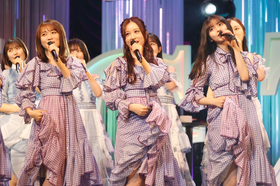 左から秋元真夏、星野みなみ、齋藤飛鳥。