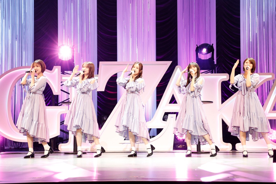 左から和田まあや、秋元真夏、星野みなみ、齋藤飛鳥、樋口日奈。