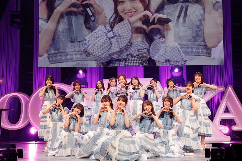 「シャキイズム」を披露する乃木坂46。