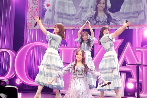 「Am I Loving?」を披露する星野みなみと2期生。