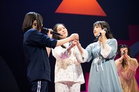 左から小久保柚乃、風見和香、桜木心菜。