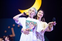 ダンスを踊る安本彩花（左）と小林歌穂（右）。