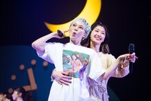 ダンスを踊る安本彩花（左）と小林歌穂（右）。