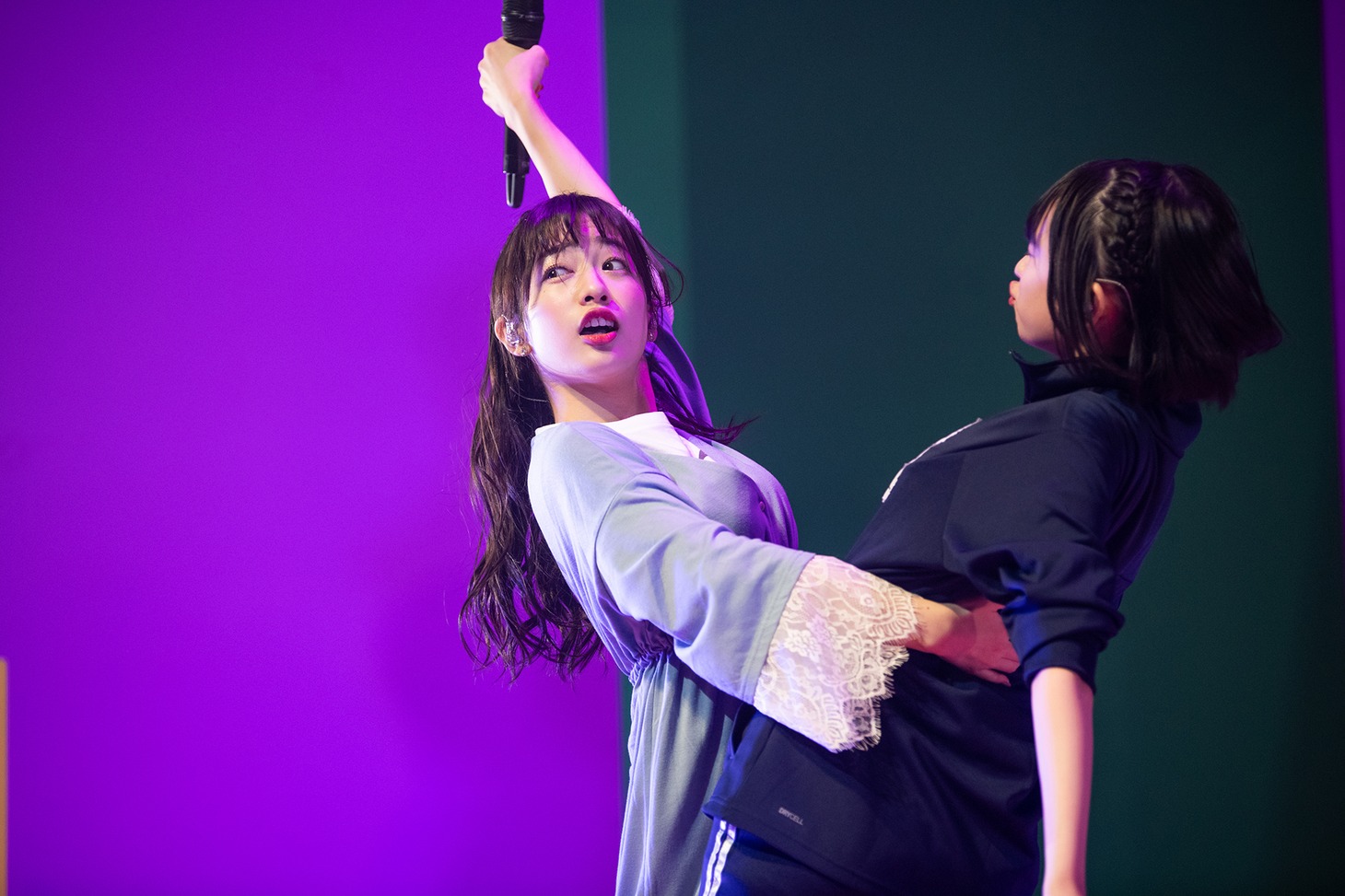 ダンスを踊る桜木心菜（左）と小久保柚乃（右）。