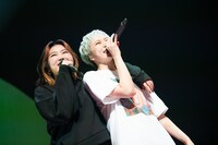 肩を組む柏木ひなた（左）と安本彩花（右）。