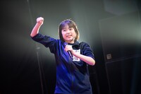 「ペコペコリーヌ」を歌いながら駆け回る小久保柚乃。