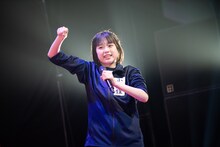 「ペコペコリーヌ」を歌いながら駆け回る小久保柚乃。