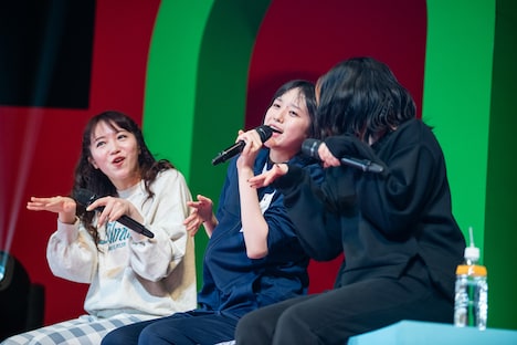 「ペコペコリーヌ」を歌う小久保柚乃(中央)。