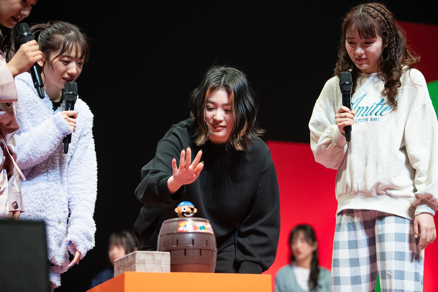 「黒ひげ危機一髪」で歌唱メンバーを決めるエビ中。