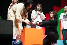 「黒ひげ危機一髪」で歌唱メンバーを決めるエビ中。