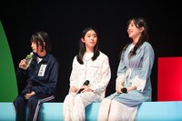 くつろぐ小久保柚乃、風見和香、桜木心菜（左から）。