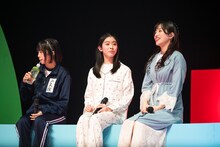 くつろぐ小久保柚乃、風見和香、桜木心菜（左から）。