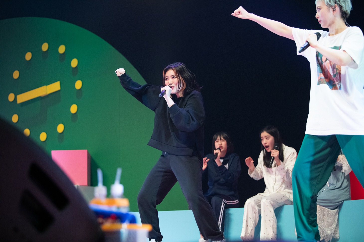中山莉子の歌をダンスで盛り上げる柏木ひなた（左）と安本彩花（右）。