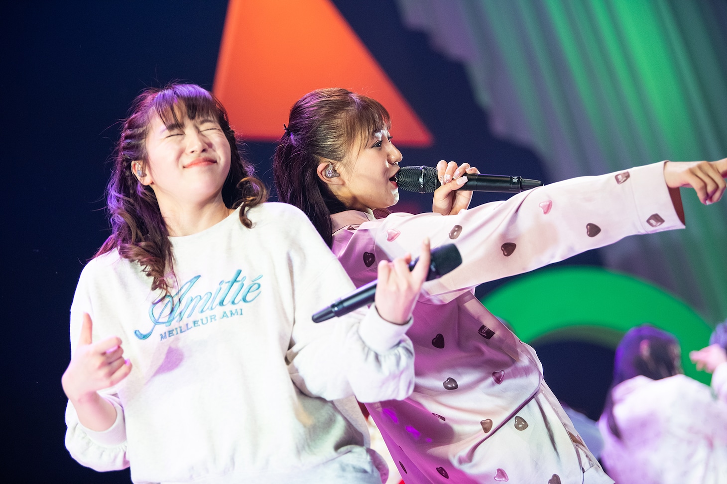 背中合わせで歌う中山莉子（左）と星名美怜（右）。