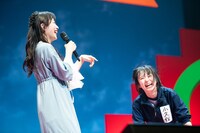 ジャンケンするだけで楽しそうな桜木心菜（左）と小久保柚乃（右）。