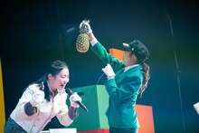 パイナップルを持ち上げる中山莉子（右）。