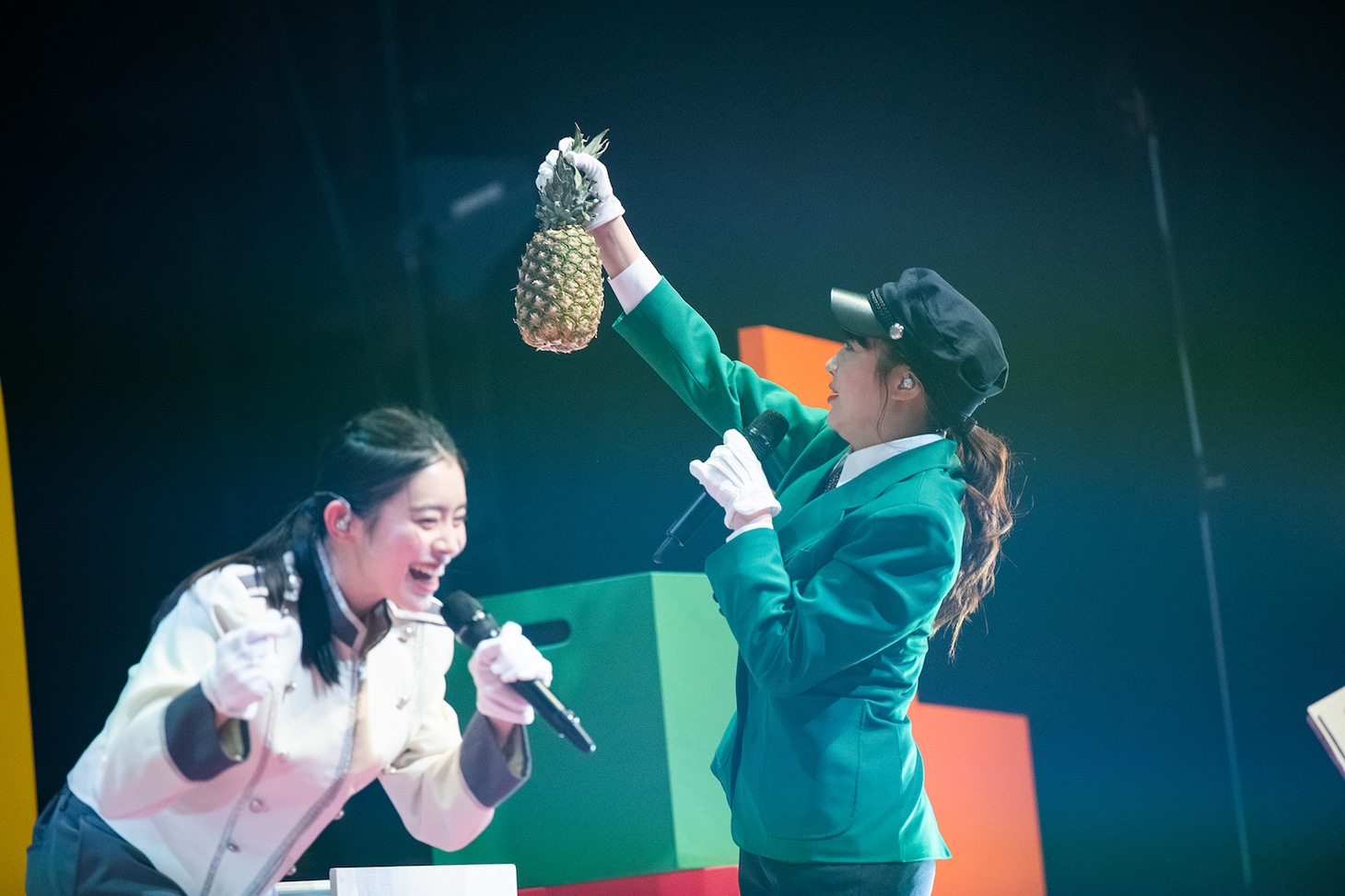 パイナップルを持ち上げる中山莉子（右）。