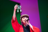 ザクを持つ小林歌穂。