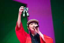 ザクを持つ小林歌穂。